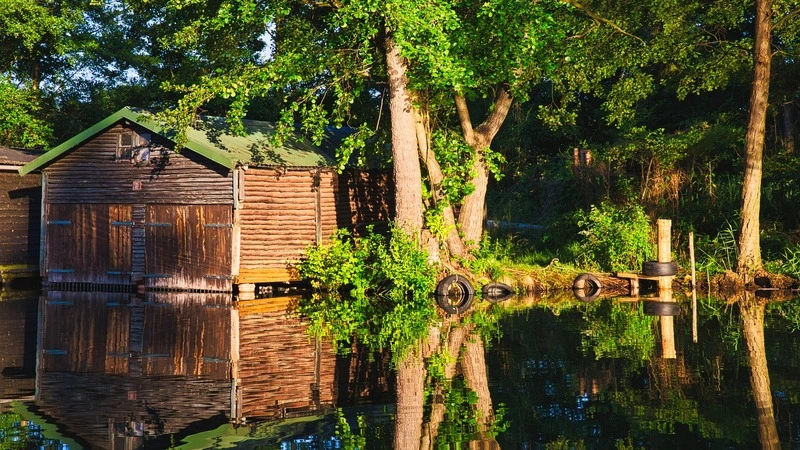 Прокуратура нашла 39 незаконно построенных коттеджей, гаражей и бань в Поронайске