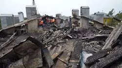 В Южно-Сахалинске на пострадавшем от пожара доме начали восстанавливать кровлю