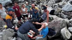 Спасатели эвакуировали упавшего со скалы на Курилах туриста