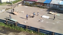 Из доски и палок. В самодельном скейт-парке развлекаются дети на юге Сахалина