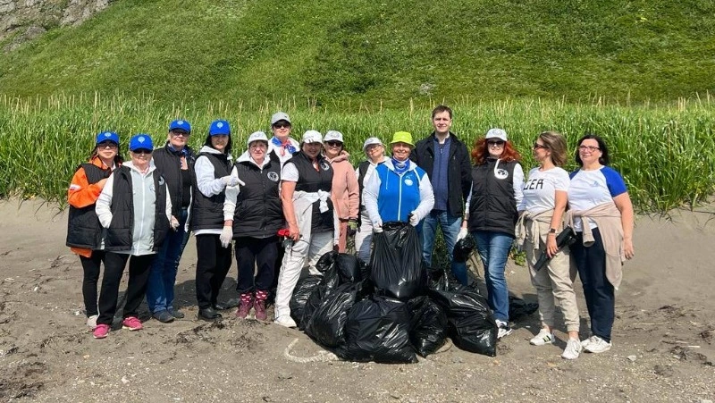 Министр соцзащиты Сахалинской области и волонтеры прибрались в бухте Тихой