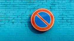 В Южно-Сахалинске на двух парковках запретили остановку транспорта