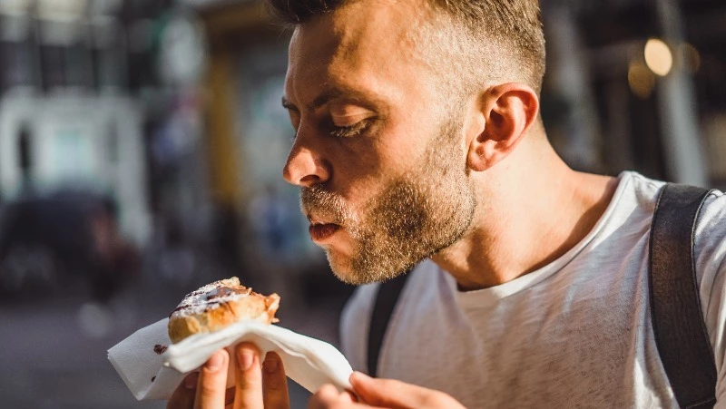 Вор-сладкоежка в Углегорске наелся украденным и задремал, а проснулся с «уголовкой»