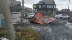 Ветер сбил торговый прилавок в Холмске во время циклона. Фото