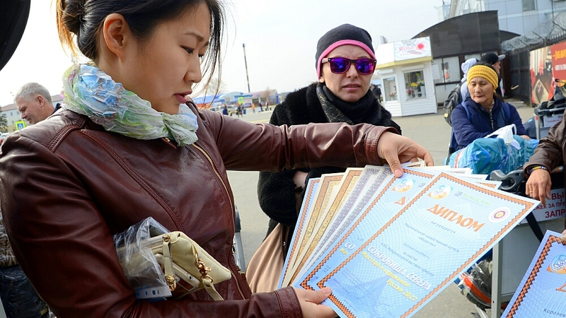 Сахалинцы удивили Москву шашлыком из ласт нерпы и куклами из кожи кунджи