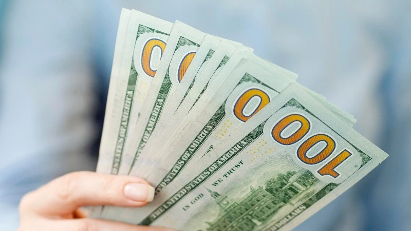 ЦБ понизил официальный курс доллара на 15 марта до 85,57 рубля 