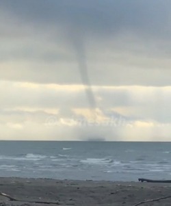 Отдыхающие на пляже в Анивском районе стали свидетелями торнадо