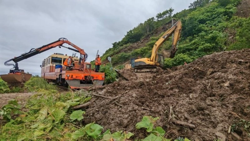 Дорогу в сторону аэропорта Шахтерск расчищают от селей