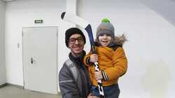 Сибирский хоккеист на финальном матче игр «Дети Азии» подарил сахалинцу свою клюшку