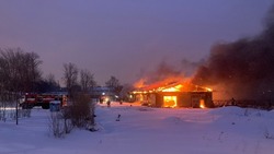 Огонь охватил гаражные боксы в Южно-Сахалинске утром 25 декабря