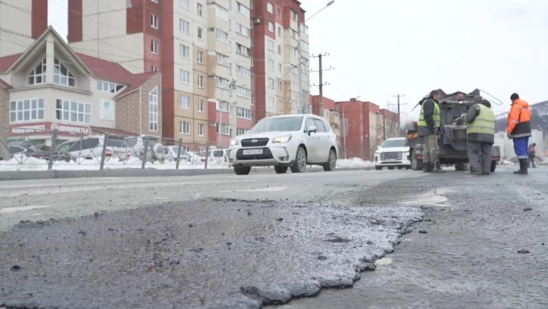 В Южно-Сахалинске возобновили ямочный ремонт дорог с использованием литого асфальта