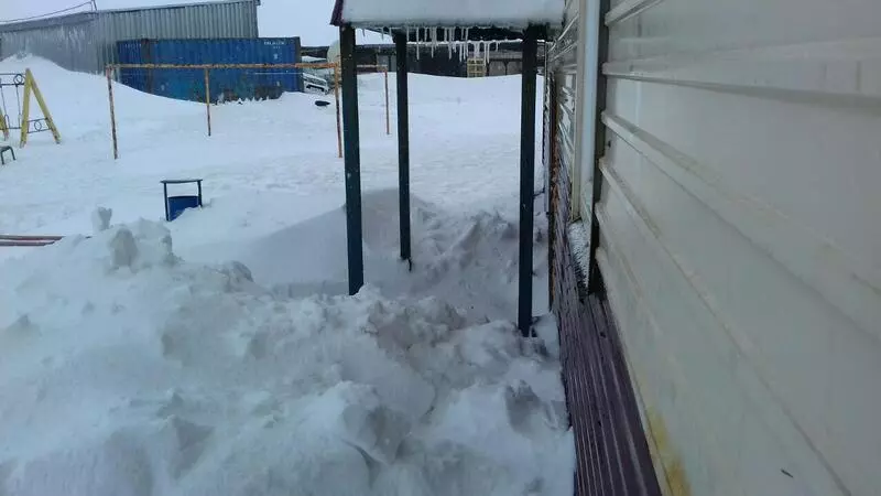 В Южно-Курильске из-за мощного снегопада пришлось выламывать двери в подъездах