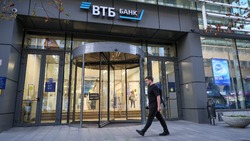 Эксперты ВТБ: рубль может ослабнуть до 100 за доллар