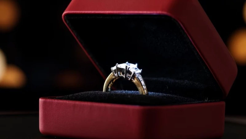 Мужчина ответит в суде за кражу золотого кольца у своей тети в Невельском районе