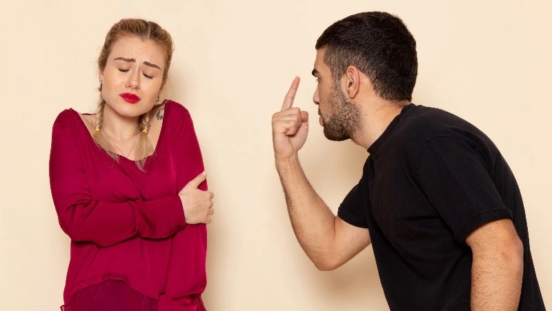 Житель Долинска запер и избил бывшую сожительницу ради денег