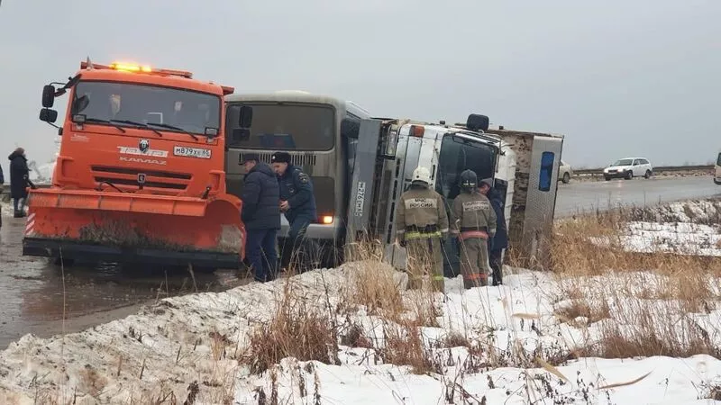 На Сахалине трасса превратилась в каток — бьются автобусы, спецтехника и легковушки