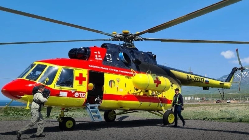 Рыбака с судна санавиацией экстренно доставили в Южно-Сахалинск