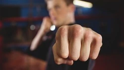 Житель Холмска избил пенсионера и забрал пакет с деньгами 