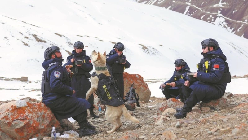 Чрезвычайное истощение организма: сотрудник высокогорной полиции Китая рассказал о непростой службе