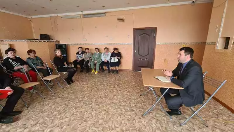 Мирить соседей, устроивших войну из-за колодца и бани, будет мэр Тымовского