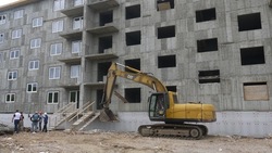 Прокуратура закрыла 12-этажный недострой на юге Сахалина, где играли дети