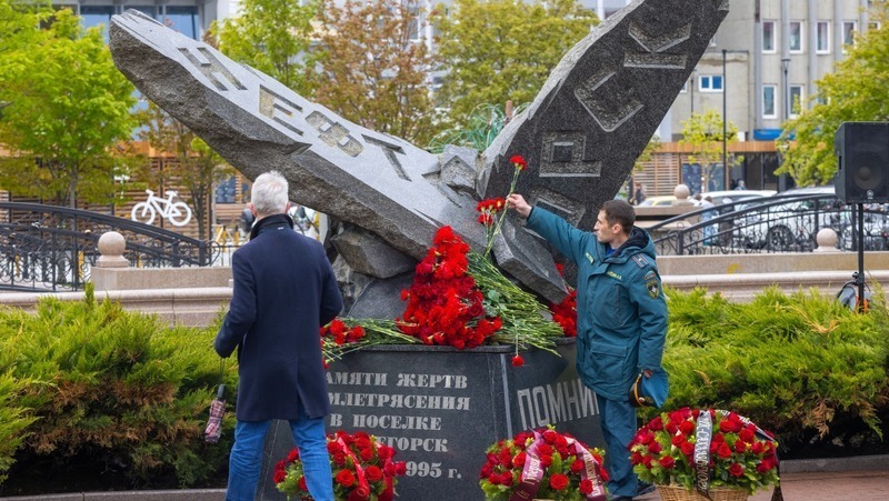 На Сахалине почтили память погибших в результате разрушительного землетрясения в Нефтегорске - Центр внимания 28.05.24