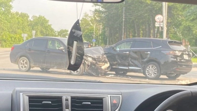 Две машины столкнулись на перекрестке в Южно-Сахалинске