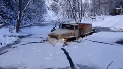 На Сахалине геологи почти утопили грузовик в ледяную воду
