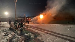 МЧС опубликовало кадры последствий пожара в поезде на железнодорожной станции в Тымовском