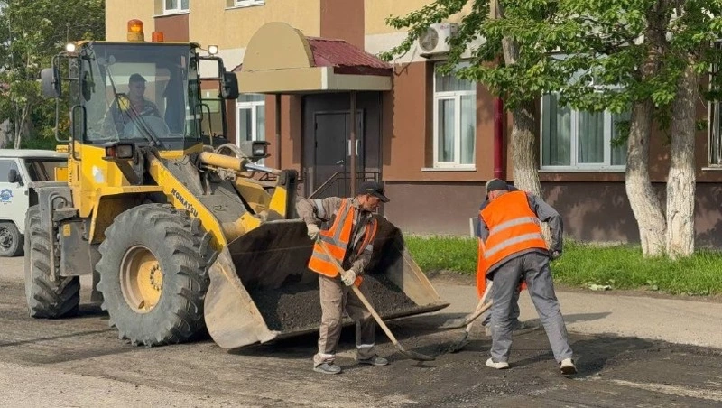 Дорожные службы продолжают ямочный ремонт