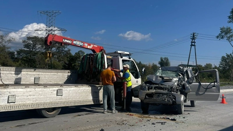 На проспекте Мира в Южно-Сахалинске столкнулись большегруз и Suzuki Jimny, пострадали двое