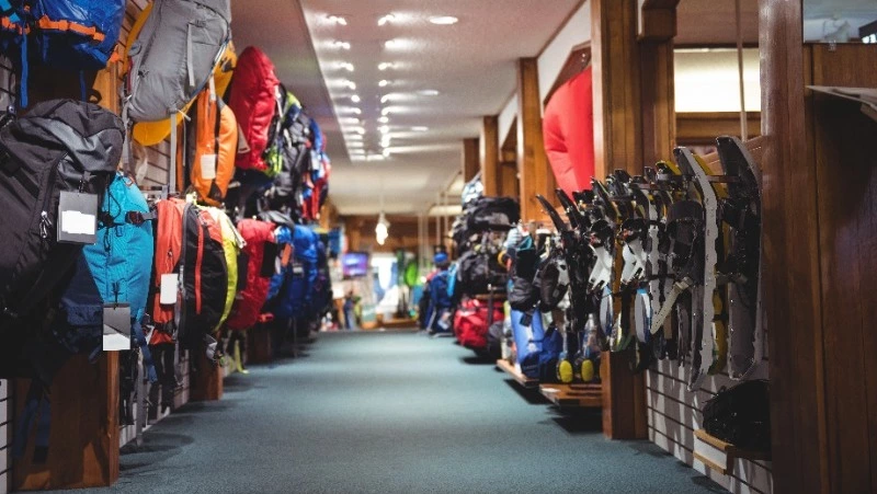 В Южно-Сахалинске двое мужчин вынесли одежду из спортмагазина и продали ее на улице