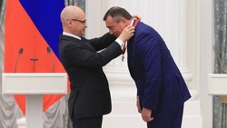 Сенатор Андрей Хапочкин поздравил Валерия Лимаренко с получением госнаграды