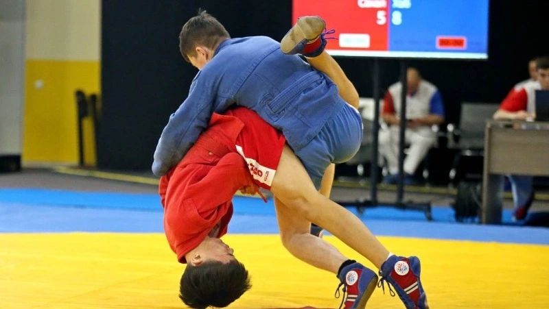 Более 600 спортсменов ДФО собрались на праздник самбо в Южно-Сахалинске