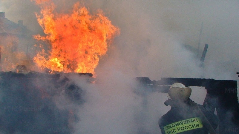 В Охе вспыхнула заброшенная постройка