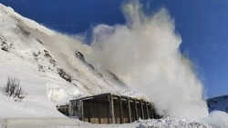 Сотрудники МЧС принудительно спустили лавину в Невельском районе