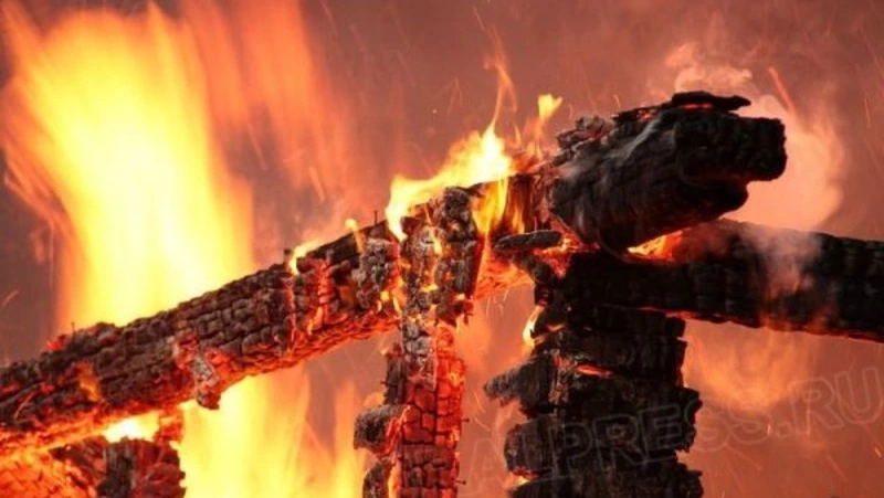 Пожарные потушили надворную постройку на улице 6 марта в Смирныховском районе