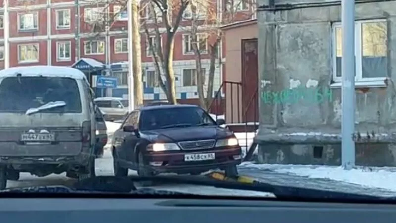 В Южно-Сахалинске автобус перекрыл единственный выезд со двора на улице Чехова