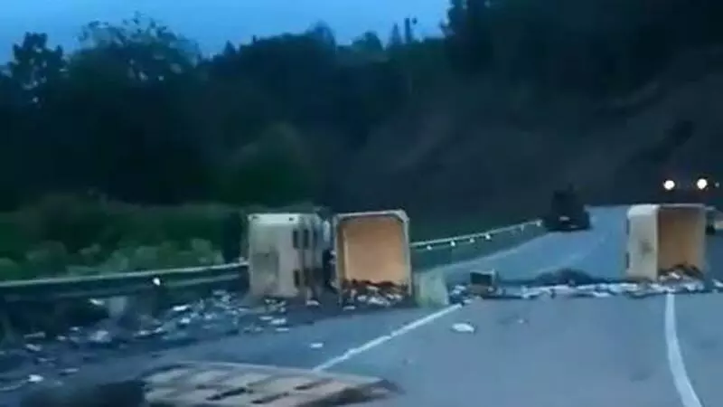 Грузовик с рыбой перевернулся на перевале на юге Сахалина