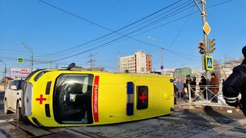 Сахалинская ГИБДД признала вину водителей в ДТП с участием реанимобиля обоюдной