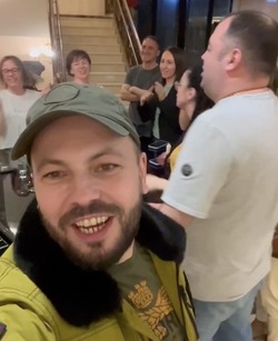 «Счастлив всех увидеть!»: Сумишевский исполнил свою песню в кругу семьи в Углегорске