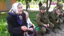 Жительницы ДНР со слезами на глазах поблагодарили бойцов с Сахалина