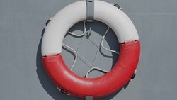Заглохшее в Татарском проливе рыболовное судно скоро отбуксируют к берегу 