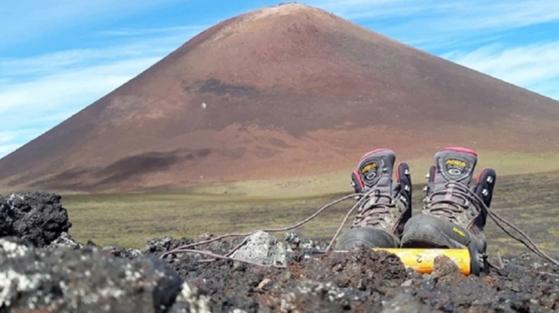 Туристы на Курилах забрели в мертвую рощу и едва не расплавили ботинки