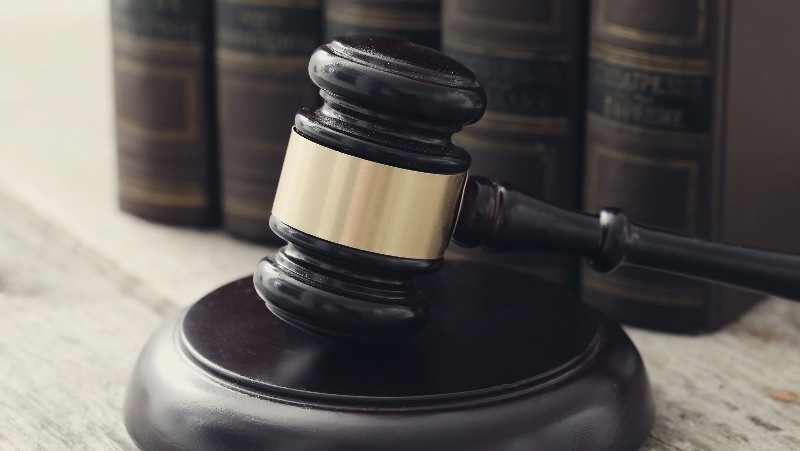 Сахалинка продала на металлом чужой погрузчик и получила уголовку