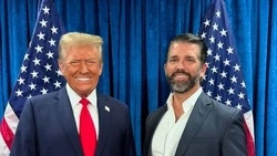 Трамп-младший назвал людей с украинским флагом в своих соцсетях клоунами