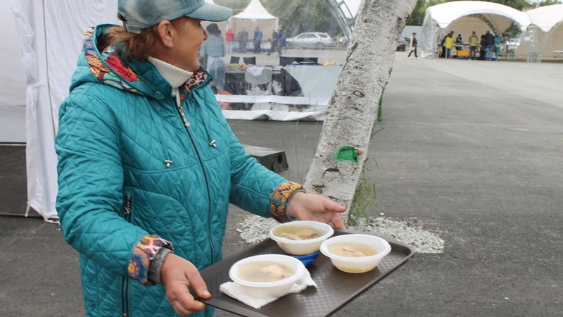 Для гостей сахалинской ярмарки сварили 500 литров ухи