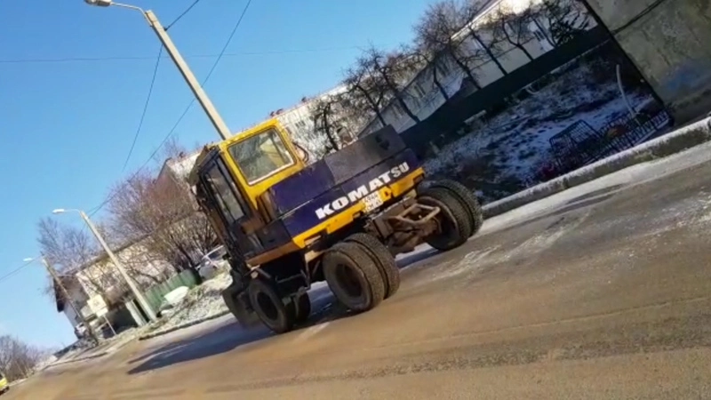 В Корсакове экскаватор взбирался в скользкую горку с помощью ковша
