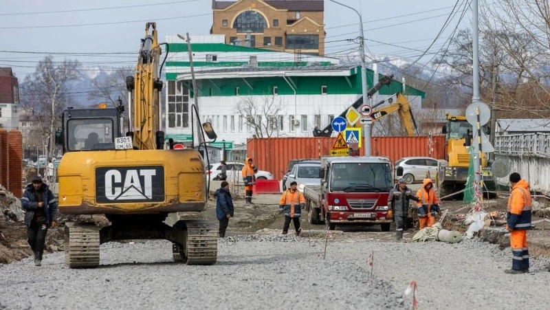 Опоры нового моста и ливневую канализацию обустроили на улице Бумажной в Южно-Сахалинске