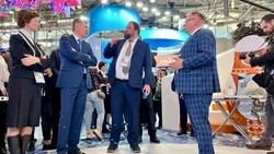 Максим Решетников и Максут Шадаев посетили стенд Сахалинской области на ВДНХ